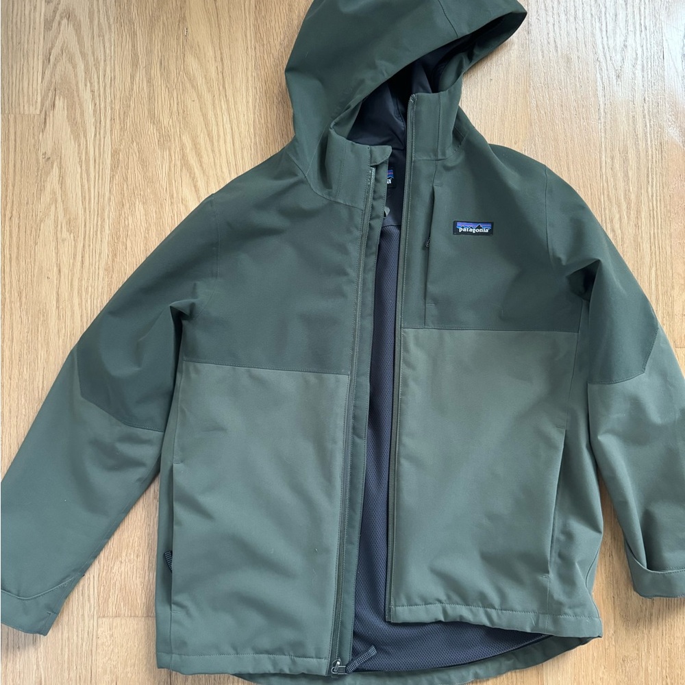 Patagonia waterproof outer shell jacket, boys in green size 10 w/ hood, pockets